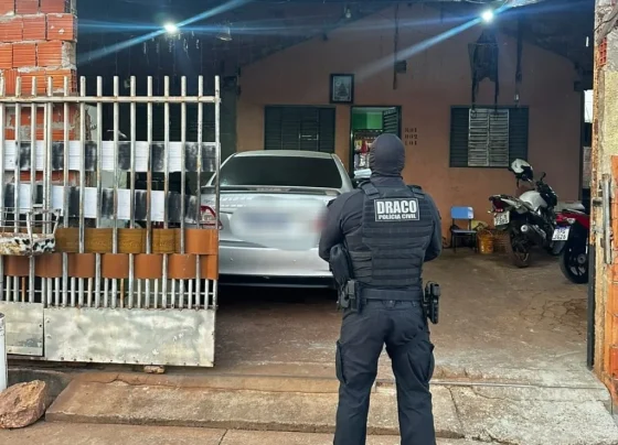 Policial civil em frente à casa de investigado