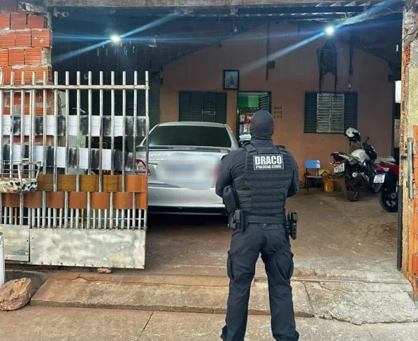 Policial civil em frente à casa de investigado