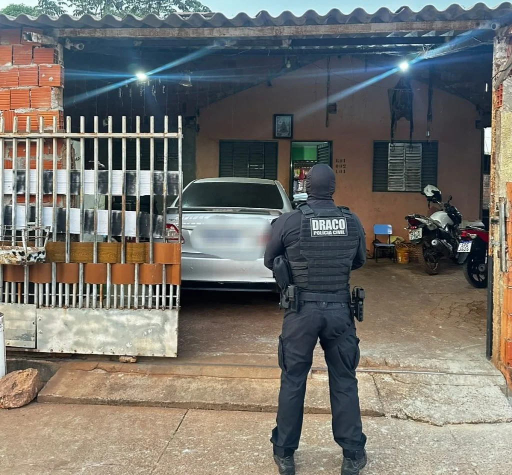 Policial civil em frente à casa de investigado