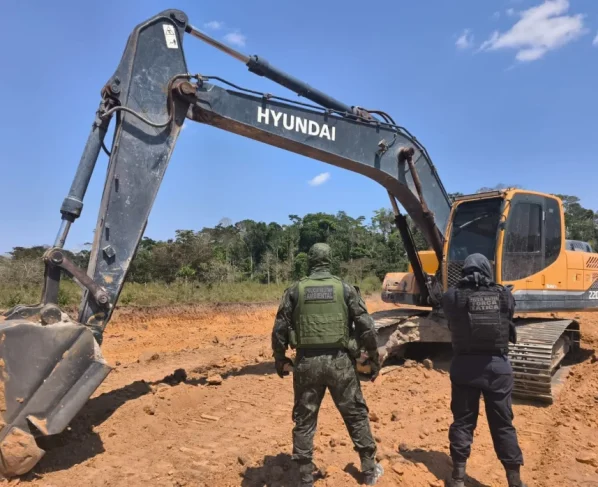 Escavadeira hidráulica apreendida em área de garimpo ilegal