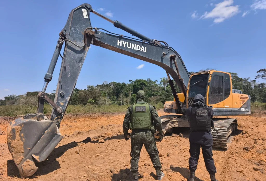 Escavadeira hidráulica apreendida em área de garimpo ilegal