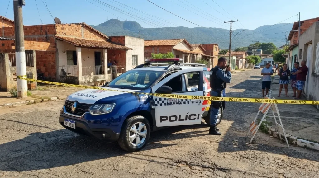 Viatura da Polícia Militar e isolamento pericial em rua residencial de Pontes e Lacerda