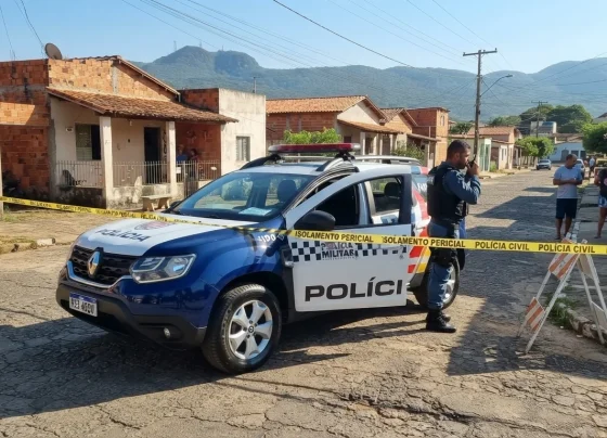 Viatura da Polícia Militar e isolamento pericial em rua residencial de Pontes e Lacerda