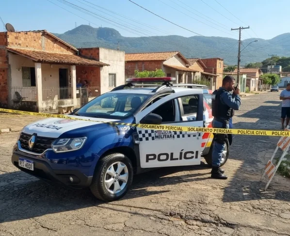 Viatura da Polícia Militar e isolamento pericial em rua residencial de Pontes e Lacerda