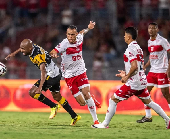 CRB x América-MG: onde assistir e escalações para o jogo da Série B. Imagem: Francisco Cedrim/CRB