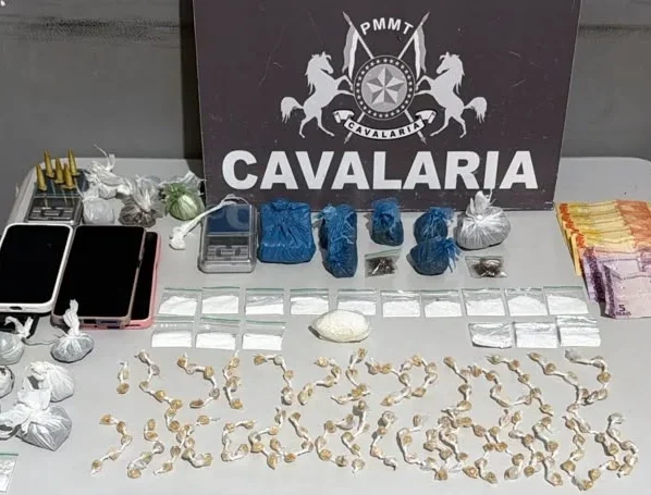 Cavalaria apreende centenas de porções de drogas e prende suspeitos por tráfico em Nova Mutum
