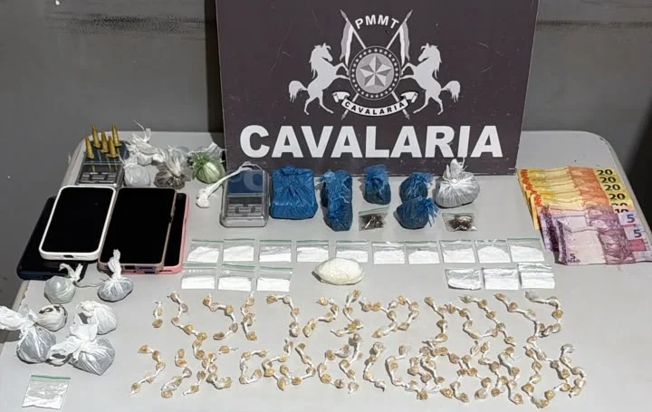 Cavalaria apreende centenas de porções de drogas e prende suspeitos por tráfico em Nova Mutum