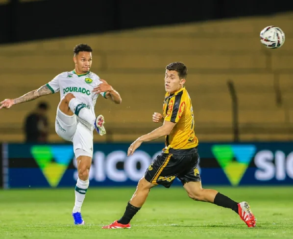 Cuiabá x Náutico: onde assistir, horário e escalações. Imagem: AssCom Dourado