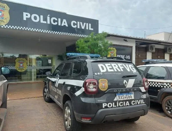 Viatura da Polícia Civil em frente à delegacia da DERF
