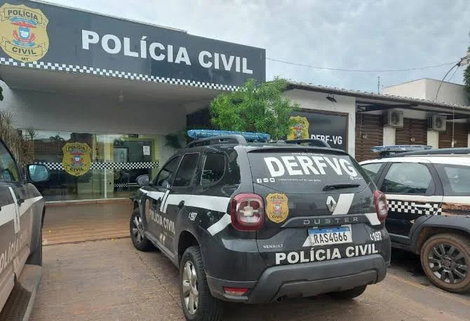 Viatura da Polícia Civil em frente à delegacia da DERF