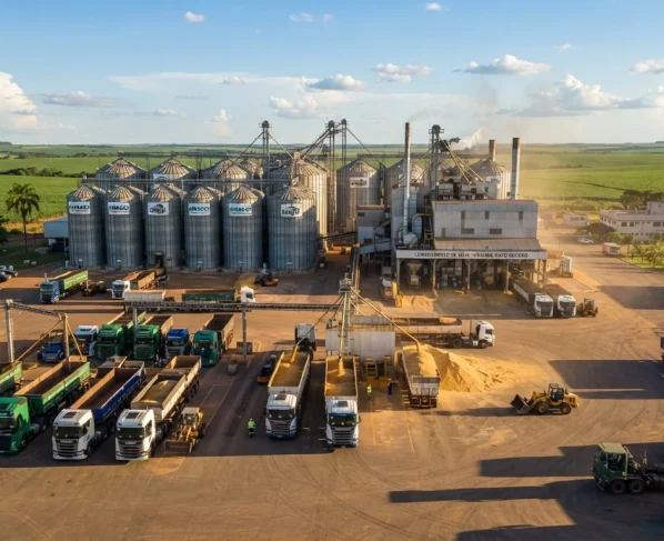 Complexo agroindustrial de esmagamento de soja com silos e caminhões de carga