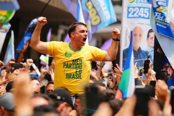Flávio Bolsonaro confirma presença em debate na TV Globo
