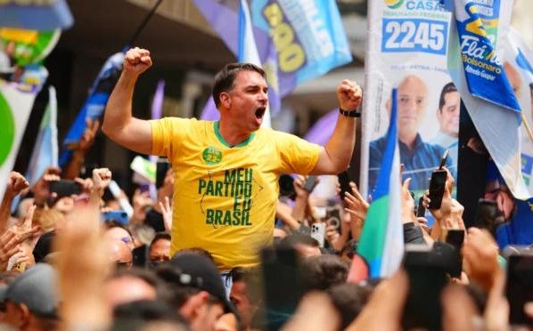Flávio Bolsonaro confirma presença em debate na TV Globo