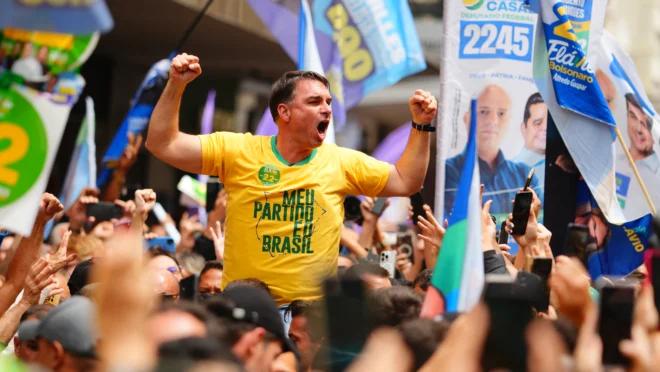 Flávio Bolsonaro confirma presença em debate na TV Globo