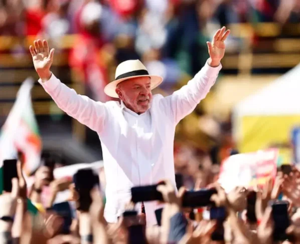 Lula compara vermelho do PT ao "sangue de Cristo"