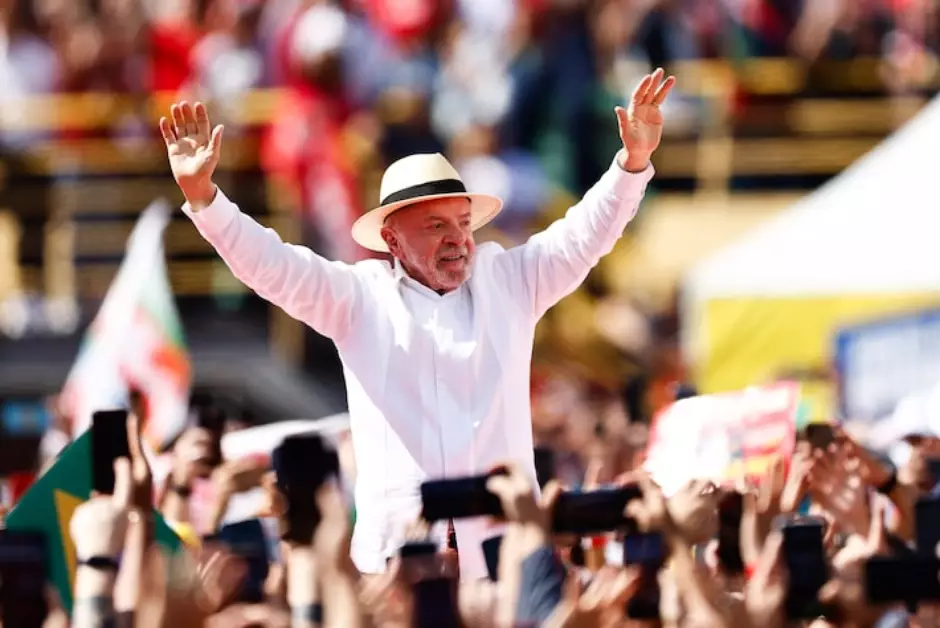 Lula compara vermelho do PT ao "sangue de Cristo"