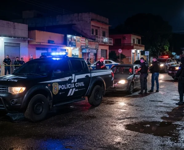 Viatura policial caracterizada em operação integrada em rua urbana de Juína