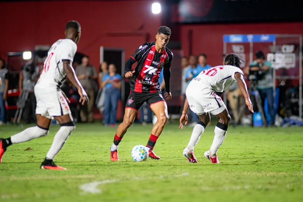 Vitória x Grêmio: onde assistir, horário e escalações pelo Brasileirão. Imagem: Victor Ferreira/EC Vitória