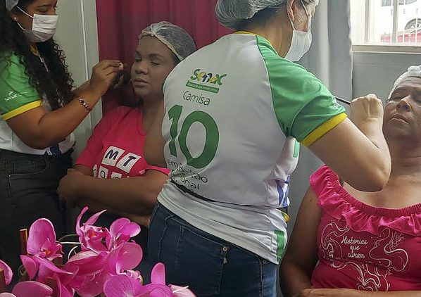 Alunas do Senac promovem tarde de beleza para mulheres assistidas pelo MT Mamma, em Cuiabá