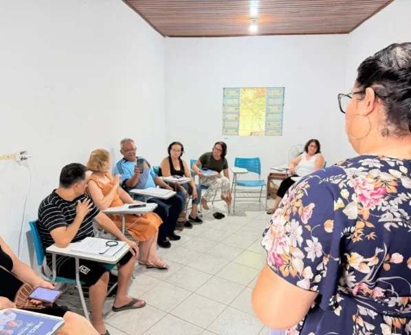 Curso ensina idosos a usar celular em MT