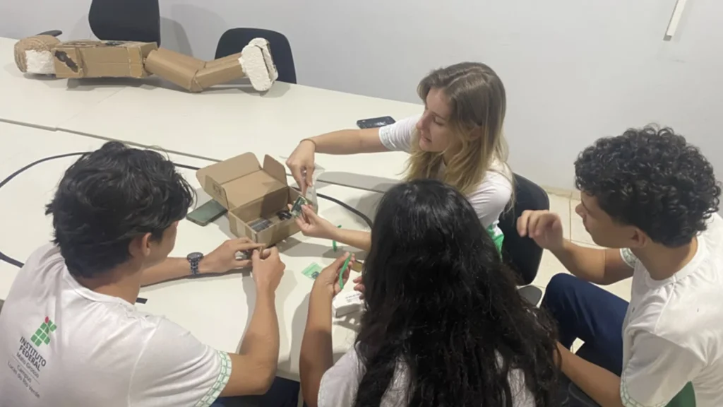 Alunos responsáveis pelo projeto ‘Óculos com IA’, semifinalista do Solve for Tomorrow Brasil 2026 1600×900