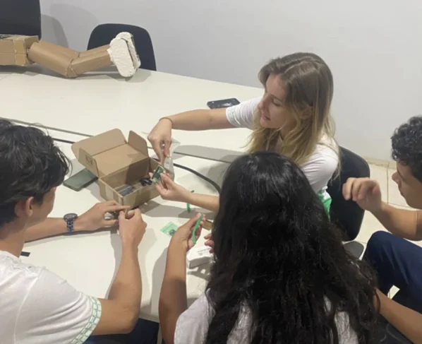 Alunos responsáveis pelo projeto ‘Óculos com IA’, semifinalista do Solve for Tomorrow Brasil 2026 1600×900
