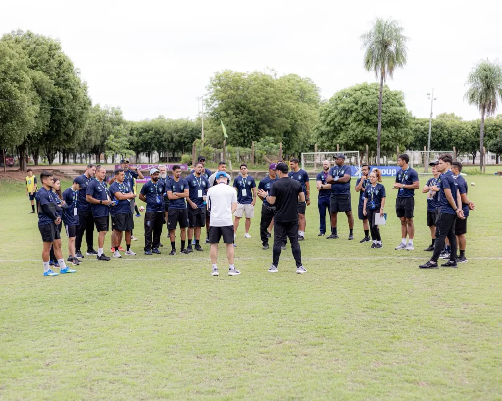 Formação reuniu 36 profissionais de diferentes regiões de Mato Grosso, com foco na atualização de conhecimentos e no desenvolvimento de competências aplicadas à rotina do futebol.