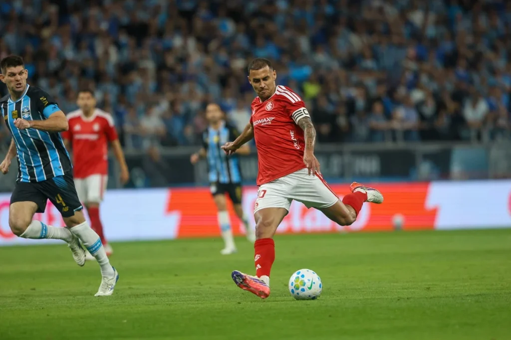 Grêmio x Inter: onde assistir ao vivo no Brasileirão, horário e prováveis escalações. Imagem: Ricardo Duarte/SCI