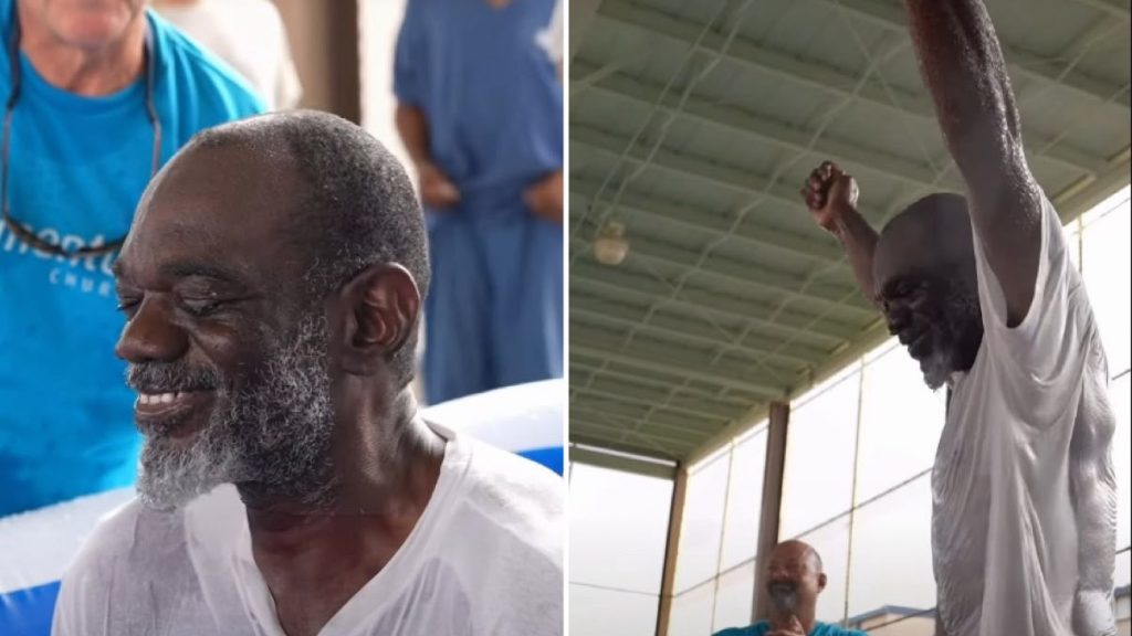 Homem é batizado após 4 anos de espera em prisão nos EUA