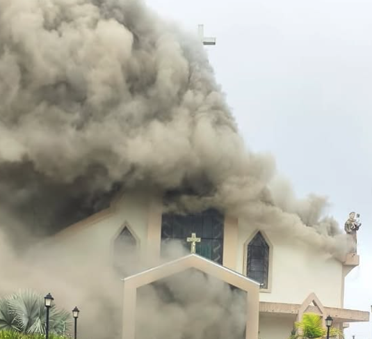 Incêndio destrói a Igreja Matriz de Treze de Maio (SC)