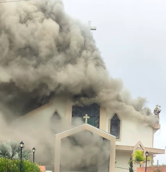 Incêndio destrói a Igreja Matriz de Treze de Maio (SC)