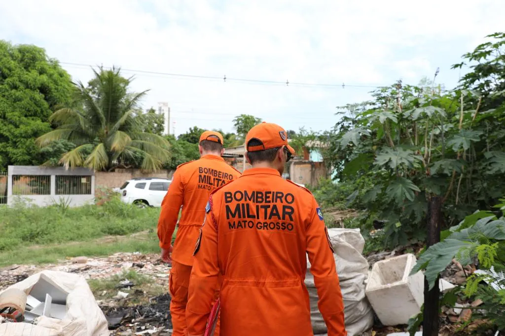 Bombeiros identificam risco de incêndio em sucatões de Cuiabá