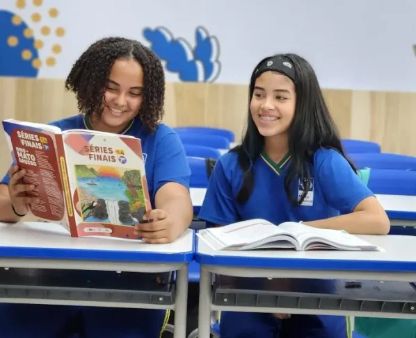 Adolescentes em sala de aula