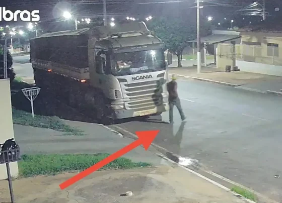 Jovem de 19 anos foi detido após investigação sobre furtos de equipamentos eletrônicos; outros dois suspeitos já foram identificados pela Polícia Civil.