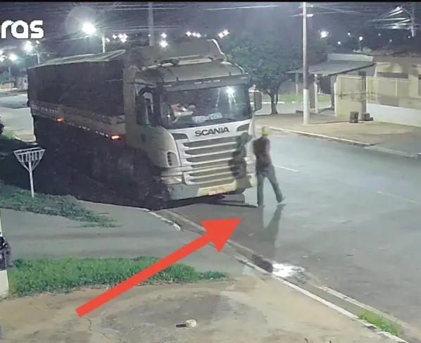 Jovem de 19 anos foi detido após investigação sobre furtos de equipamentos eletrônicos; outros dois suspeitos já foram identificados pela Polícia Civil.