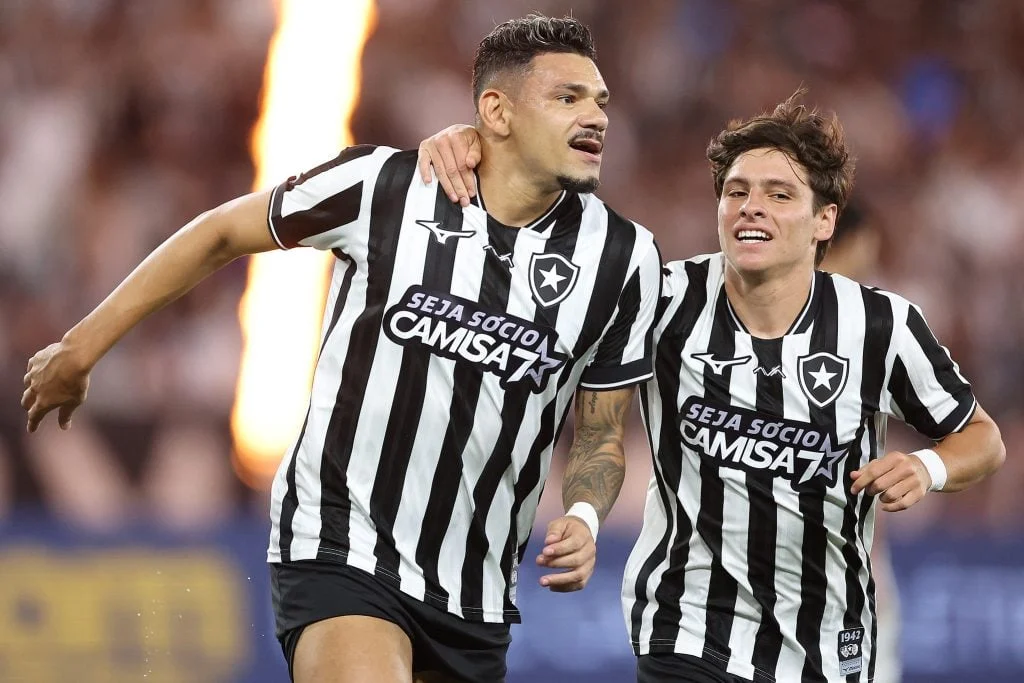 Botafogo vence Chapecoense com gol de Tiquinho Soares e põe fim a seca de atacantes