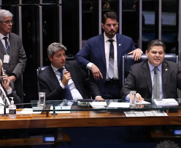 Alcolumbre adia votação da PEC da Segurança Pública