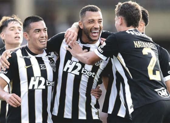 Atlético-MG vence Coritiba, amplia série invicta e dorme no G5 do Brasileirão