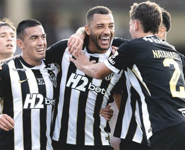 Atlético-MG vence Coritiba, amplia série invicta e dorme no G5 do Brasileirão