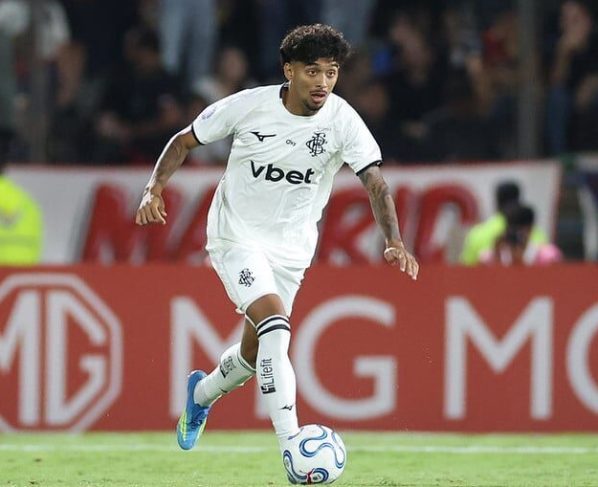 Botafogo supera Chape com gol de Tiquinho e volta a vencer no Brasileirão