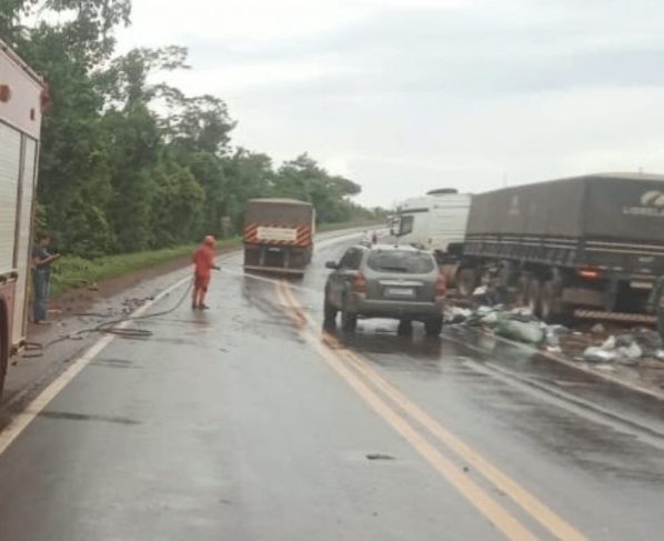 Carreta e van se envolvem em acidente em rodovia de Mato Grosso