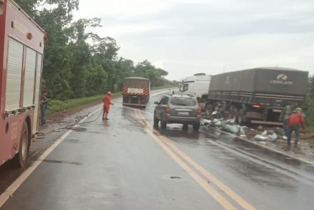 Carreta e van se envolvem em acidente em rodovia de Mato Grosso