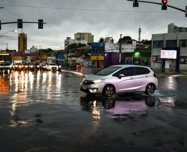 Chuva da madrugada de quarta-feira atinge 85% do volume esperado para outubro em Cuiabá