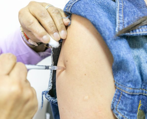 Cuiabá oferece vacina contra influenza em 72 unidades e registra 2,8 mil casos em 2026