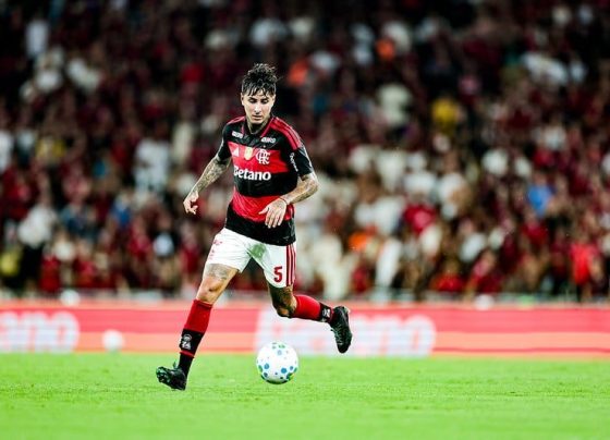 Flamengo vence Bahia e tira Palmeiras da ponta