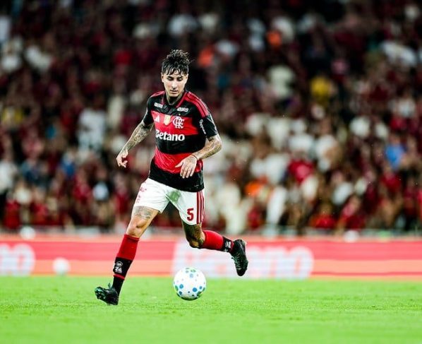 Flamengo vence Bahia e tira Palmeiras da ponta