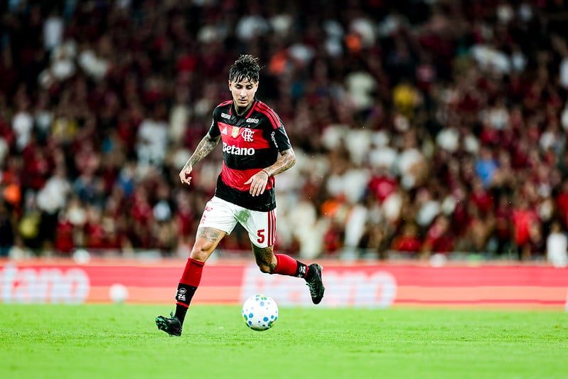 Flamengo vence Bahia e tira Palmeiras da ponta