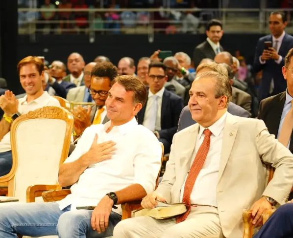 Flávio Bolsonaro promete reduzir juros e critica Lula