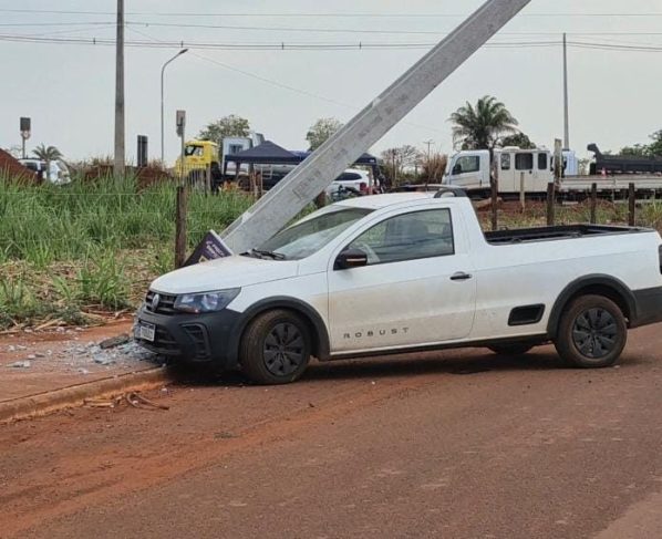 Homem passa mal, bate contra poste e quebra estrutura na Ismael do Nascimento