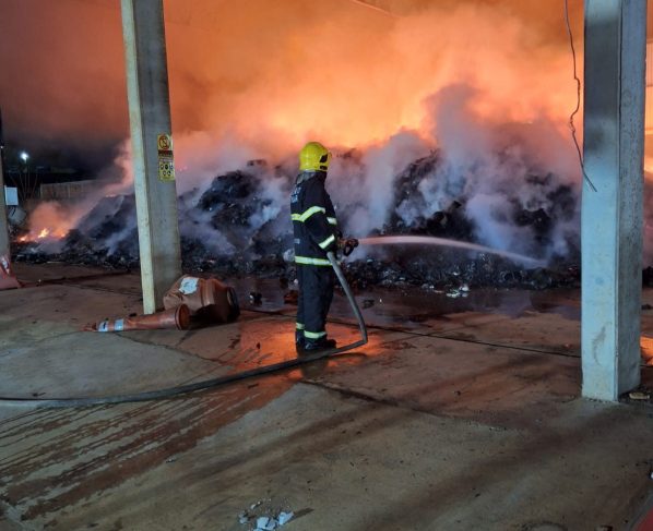 Incêndio de grandes proporções atinge empresa de reciclagem e mobiliza Corpo de Bombeiros em Rondonópolis
